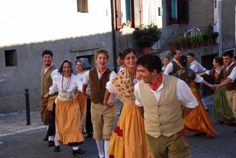 Il Gruppo Umbria Folk durante una sfilata per le vie di un borgo