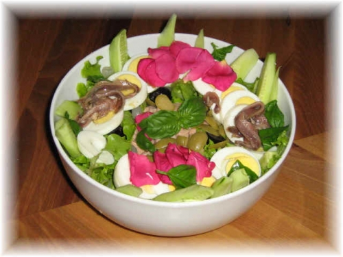 insalata di tonno acciughe con petali di rosa